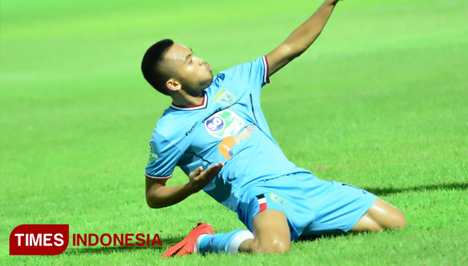 Selebrasi gelandang sayap Persela Saddil Ramdani usai mencetak gol ke gawang Mitra Kukar, pada laga Liga 1 pekan 13, yang berakhir dengan skor 3-1, di Stadion Surajaya Lamongan, Kamis, (8/6/2018). (FOTO: Ardiyanto/TIMES Indonesia)