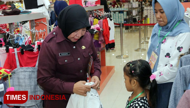 Wali Kota Rukmini (kiri), tengah memilih baju untuk anak yatim piatu. (FOTO: Happy L./ TIMES Indonesia)