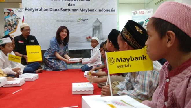 Buka puasa bersama dan penyerahan santunan dari Maybank Indonesia kepada anak yatim melalui ACT, Jumat (8/6/2018). (FOTO: Istimewa)