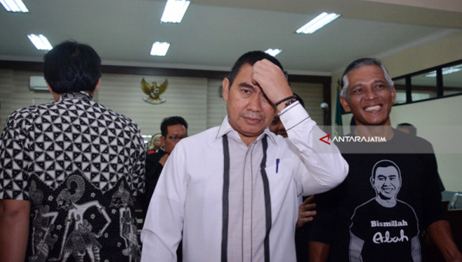 Wali Kota Malang nonaktif Mochamad Anton (tengah) meningggalkan ruang seusai menjalani sidang perdana. (FOTO: Antara)