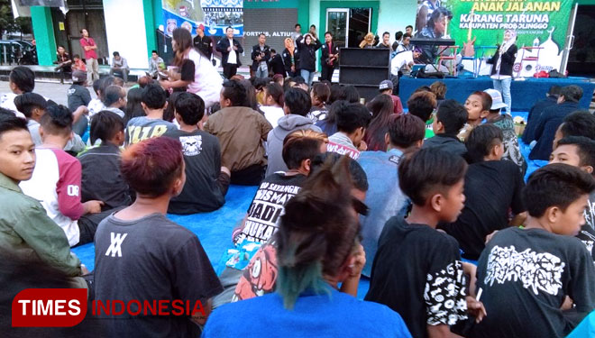 Ratusan anjal (sayang) saat menggelar buka bersama dengan karang taruna Kabupaten Probolinggo Jawa Timur.(FOTO: Dicko W/TIMES Probolinggo)