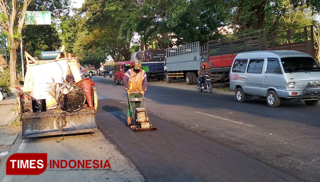 Proses pengerjaan tambal sulam jalur pantura, di Kecamatan Dringu. (FOTO: Happy L./ TIMES Indonesia).
