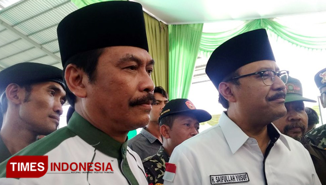 Cagub Jatim Saifullah Yusuf (Kanan) didampingi Ketua PKB Gresik Moh Qosim usai menghadiri pertemuan bersama tokoh masyarakat di Pasar Ikan, Kabupaten Gresik (FOTO : Akmal/TIMES Indonesia)