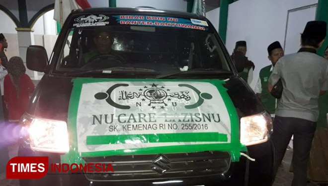 Rois Suriyah NU Bondowoso KH Asy'ari Fasha Meyerahkan Mobil Kirab Koin NU ke Tim PCNU Jember Seusai Penghitungan Hasil Kirab Koin di Bondowoso (FOTO: Moh Bahri/TIMES Indonesia)