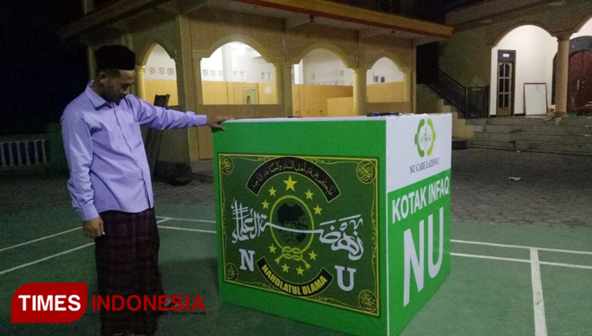 Salah satu tim penyambut Kirab kotak infak NU Banyuwangi, saat memeriksa Kotak Infak raksasa (FOTO: PCNU Banyuwangi for TIMES Indonesia)