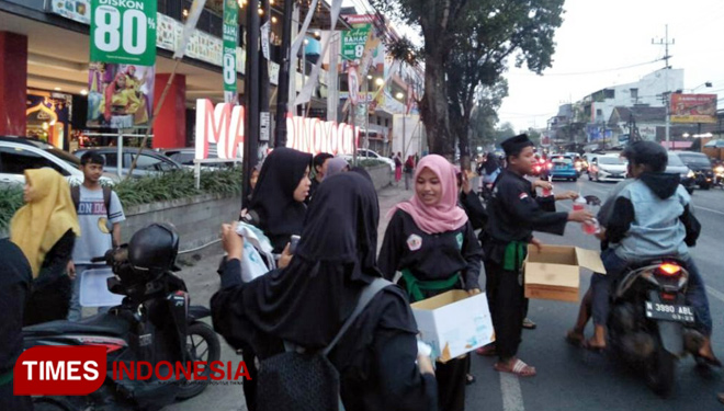 Tim UKM Pencak Silat Pagar Nusa Universitas Islam Malang saat Setelah Melakukan Aksi Peduli Sosial, di Jalan Raya Depan Kampus. (FOTO: AJP TIMES Indonesia)