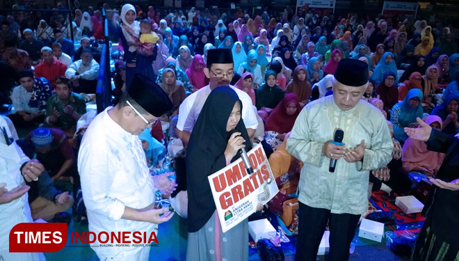 Fatkhul Farida pemenang undian umroh gratis dari PT Anugerah Citra Abadi saat memimpin Do'a (FOTO: Widodo Irianto/TIMES Indonesia)