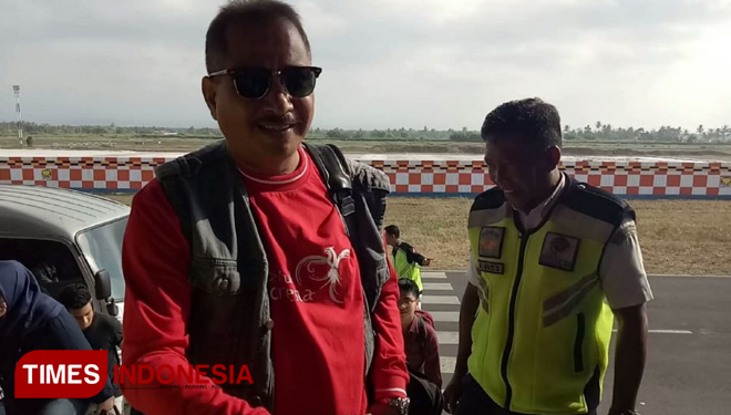 Menteri Pariwisata, Arief Yahya, saat mendarat di bandara Banyuwangi. (FOTO: Syamsul Arifin/ TIMES Indonesia)