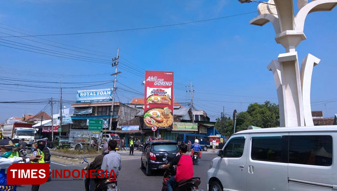 Arus lalu lintas di simpang tiga Tugu Wingko Babat dan di depan Pasar Babat, Minggu, (10/6/2018). (FOTO: Ardiyanto/TIMES Indonesia)