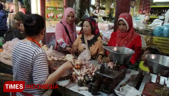 Aktivitas jual beli daging ayam di Pasar Baru Kota Probolinggo. (FOTO: Happy L./ TIMES Indonesia)