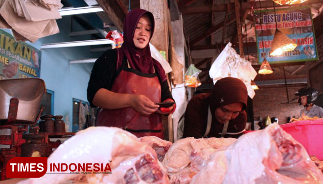 Pedagang ayam di Pasar Genteng II, Desa Genteng Kulon, Kecamatan Genteng. (FOTO: Erwin Wahyudi / TIMES Indonesia)