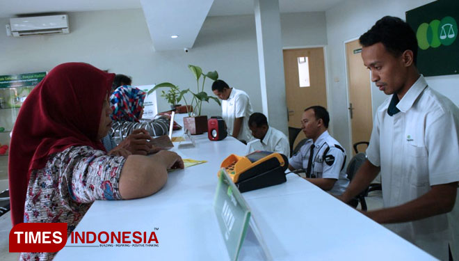 Nasabah melakukan tebus barang dan gadai barang di Kantor Pegadaian Cabang Genteng.(FOTO: Erwin Wahyudi / TIMES Indonesia)
