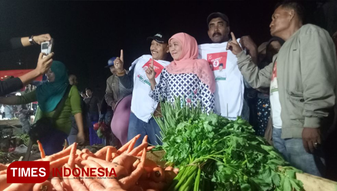 Calon Gubernur Jawa Timur, Khofifah Indar Parawansa saat mengunjungi pasar Mangga Dua Jagir Surabaya, Senin 11/6/2018 (FOTO: Nasrullah/TIMESIndonesia)