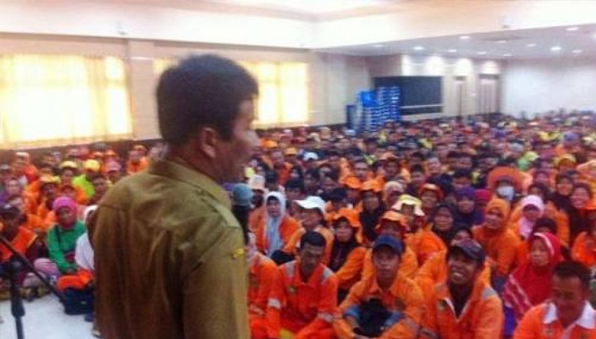 DLH Bagikan Sembako untuk Satgas Kebersihan Kota Batam