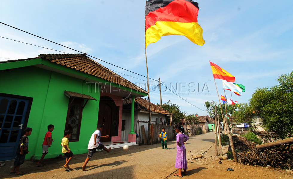 Serunya Dua Warga Desa Ini Menyambut Piala Dunia