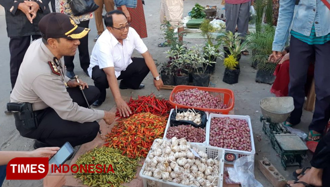 Bupati bersama Kapolres Blitar melakukan sidak ke beberapa pasar di Kabupaten Blitar. (FOTO: AJP TIMES Indonesia)