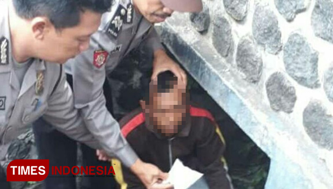 Polisi saat melakukan penangkapan terhadap pelaku. (FOTO: Dok Polsek Cluring for TIMES Indonesia)