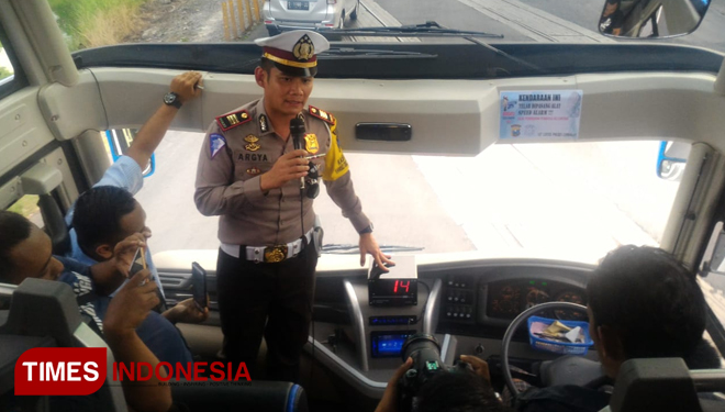 Kasatlantas Polres Lamongan, AKP Argya Satria Bhawana, mendemonstrasikan alat pengukur kecepatan -Speed Alarm, Selasa (12/06/2018). (FOTO: Ardiyanto/TIMES Indonesia)