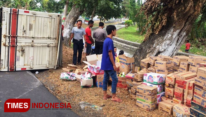 Warga saat melakukan evakuasi truk (FOTO: Rizki Alfian/ TIMES Indonesia)