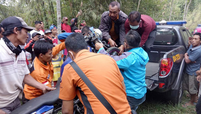 Penemuan korban Dicky di dasar Jurang Sat, Desa Pandansari, Kecamatan Poncokusumo beserta motor yang dipinjam dari temannya.(istimewa)