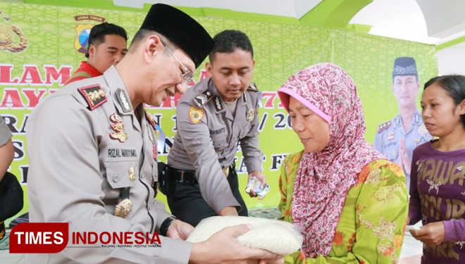 Polres Pasuruan Kota Bagikan Ratusan Paket Zakat Fitrah