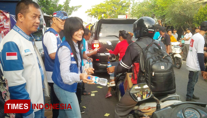Takjil Gratis Khofifah-Emil Sambut Pemudik Lebaran 2018 di Banyuwangi