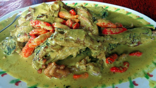 Masakah Ayam Lodho yang menjadi ciri khas warga Kabupaten Probolinggo Jawa Timur, saat lebaran. (FOTO: Istimewa)