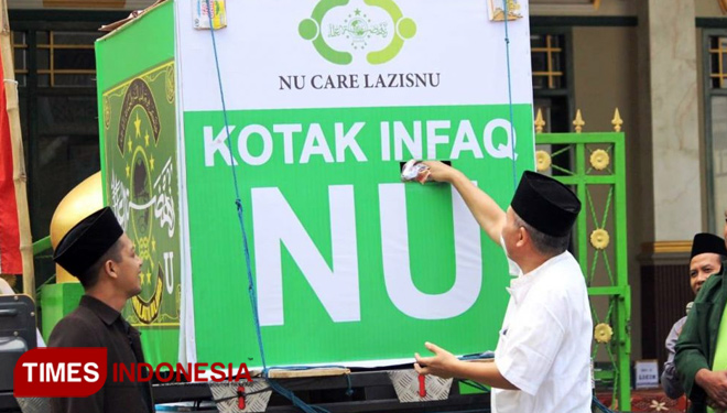 Nampak sejumlah pengurus NU menginfaqkan hasil penggalangan dana ke Kotak Infaq (KOIN) NU di Banyuwangi (FOTO: Rizki Alfian/TIMES Indonesia)