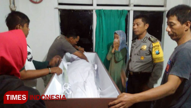 Jenazah korban sampai di rumah duka (FOTO: Rizki Alfian/ TIMES Indonesia)