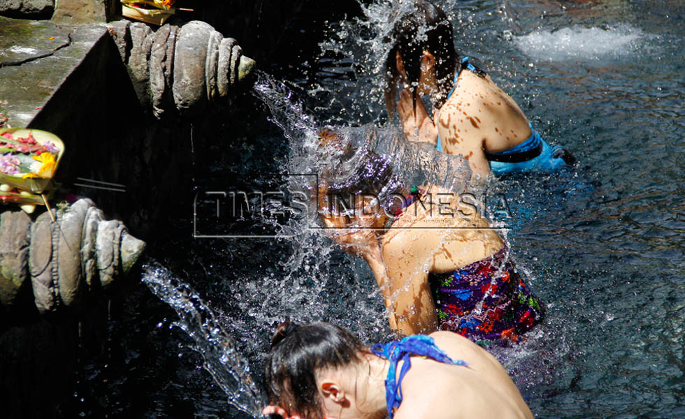 Membersihkan diri di Pura Tirta Empul Bali