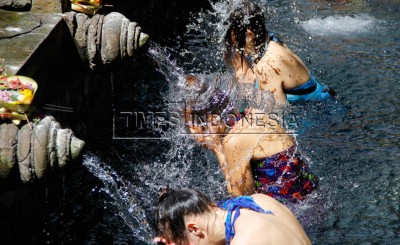 Membersihkan diri di Pura Tirta Empul Bali