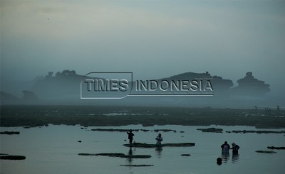 Senyuman Ombak Pantai Kondang Merak Malang