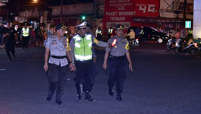 Kapolres Situbondo AKBP Awan Hariono, S.H., S.I.K., M.H memantau pelaksanaan pengamanan di malam takbir di Kabupaten Situbondo (Foto Humas Polres Situbondo)