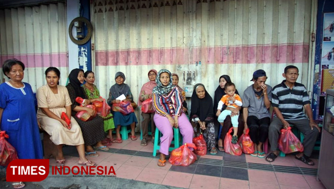 Anak yatim dan janda miskin penerima bingkisan dari Komunitas KP2M dan PALAREGE. (FOTO : Erwin Wahyudi / TIMES Indonesia)
