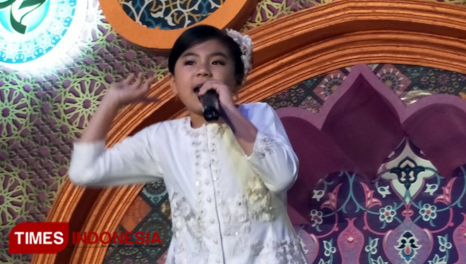 Izabelle Kiara dalam tampilannya di Puncak Acara Pekan Islami XII PT ACA serta saat bercanda bersama Ashanti dan Aurel. (FOTO: Widodo Irianto/TIMES Indonesia)