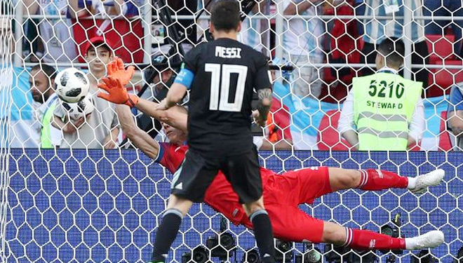 Lionel Messi gagal mencetak gol dari titik putih. (REUTERS/Albert Gea)