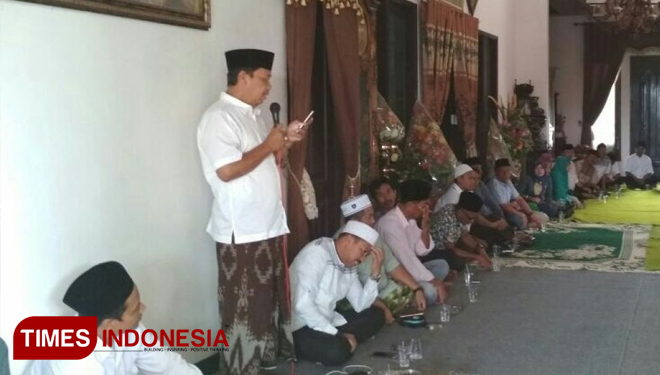 Calon Bupati Bondowoso Nomer Urut Dua, Ahmad Dhafir Saat Menyambut Para Tokoh Masyarakat yang Bersilaturahim ke Kediamannya. (FOTO: Moh Bahri/TIMES Indonesia)