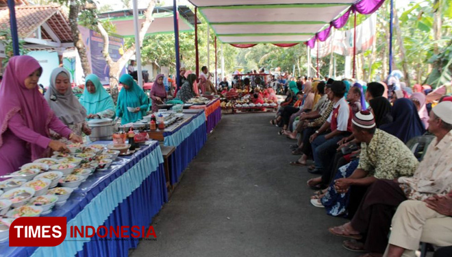 Suasana silaturahmi dan penyajian musik karawitan dan kuliner di Desa Kalialang. (FOTO: Sinnangga Angga/TIMES Indonesia)