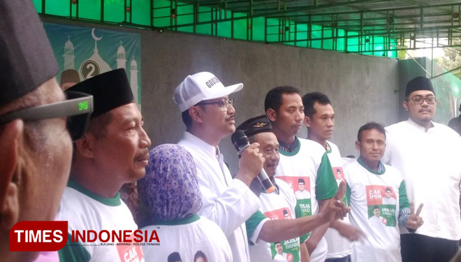 Gus Ipul didampingi Ketua DPP PKB Jazilul Fawaid saat berfoto bersama relawan Pro JF. (FOTO : Akmal/TIMES Indonesia).