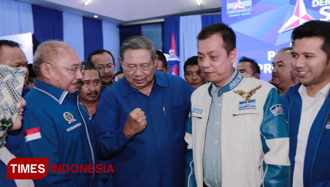 Ketua Umum Partai Demokrat, Susilo Bambang Yudhoyono (SBY), saat berbincang dengan Ketua DPC Banyuwangi, Michael Edy Hariyanto (berjaket putih). (FOTO: Syamsul Arifin/ TIMES Indonesia)