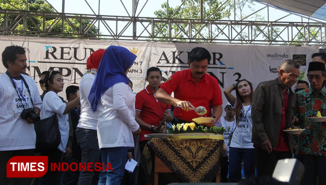 Panglima TNI Hadi Tjahjanto memotong tumpeng membuka acara Reuni Akbar SMPN 3 Singosari. Senin, 18/6/2018. (FOTO: Tria Adha/TIMES Indonesia)