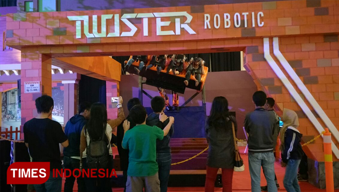 Flying Car dan Twister Robotic yang bisa menjungkirbalikkan penumpangnya, wahana baru yang diminati banyak pengunjung di Malang Snow City. (FOTO: Widodo Irianto/TIMES Indonesia)