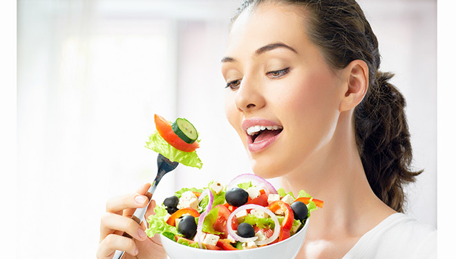 ILUSTRASI-Wanita Makan Salad. (FOTO: Grid.ID)