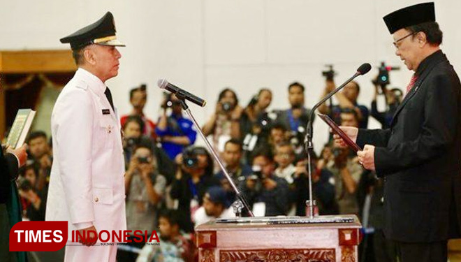 Mendagri, Tjahjo Kumolo saat melantikKomjen Pol M. Iriawan sebagai Penjabat (Pj) Gubernur Jawa Barat. (FOTO: Netralnews.com)