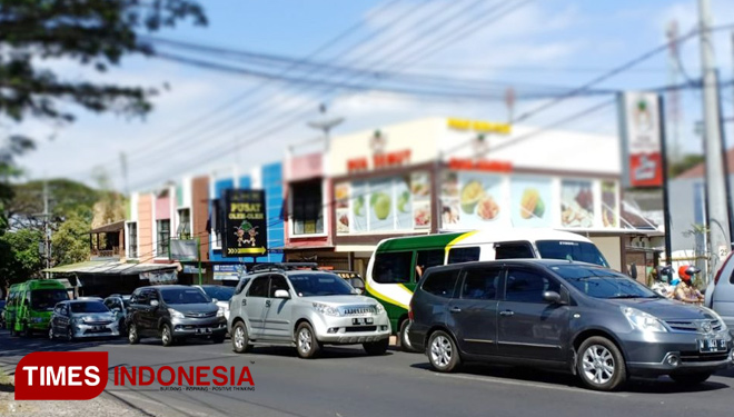 Kemacetan kendaraan menuju Kota Batu di Jalan Ir Soekarno, Kota Batu, Senin (18/6/2018). (FOTO: Ferry/TIMES Indonesia)