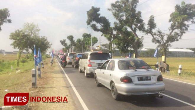 Arus lalu lintas menuju pintu tol Dumpil padat merayap. (FOTO: Pamula Yohar/TIMES Indonesia)
