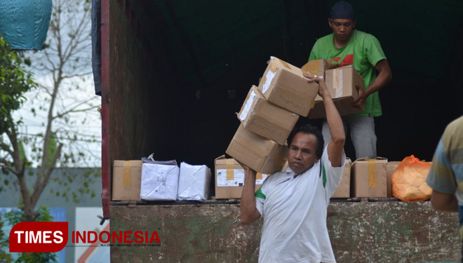 Logistik kelengkapan pencoblosan saat tiba di kantor PPK Kecamatan Genteng. (FOTO: Erwin Wahyudi / TIMES Indonesia)