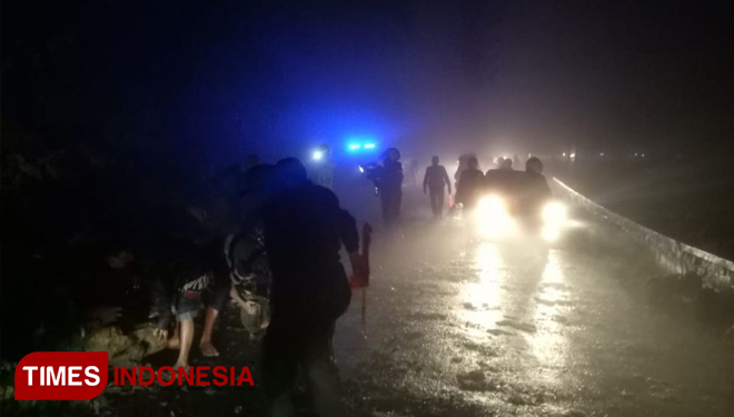 Upaya evakuasi sisa longsoran (FOTO: Rizki Alfian/ TIMES Indonesia)
