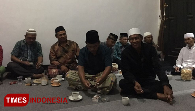 Beberapa Mantan Kepala Desa Saat Sedang Ngobrol Santai di Kediaman Calon Bupati Nomer Urut Dua Ahmad Dhafir (FOTO: Moh Bahri/TIMES Indonesia)