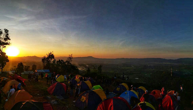 Keindahan sunrise dan sunset dari Bukit Pamoyanan, Subang, Jawa Barat. (FOTO: Istimewa)